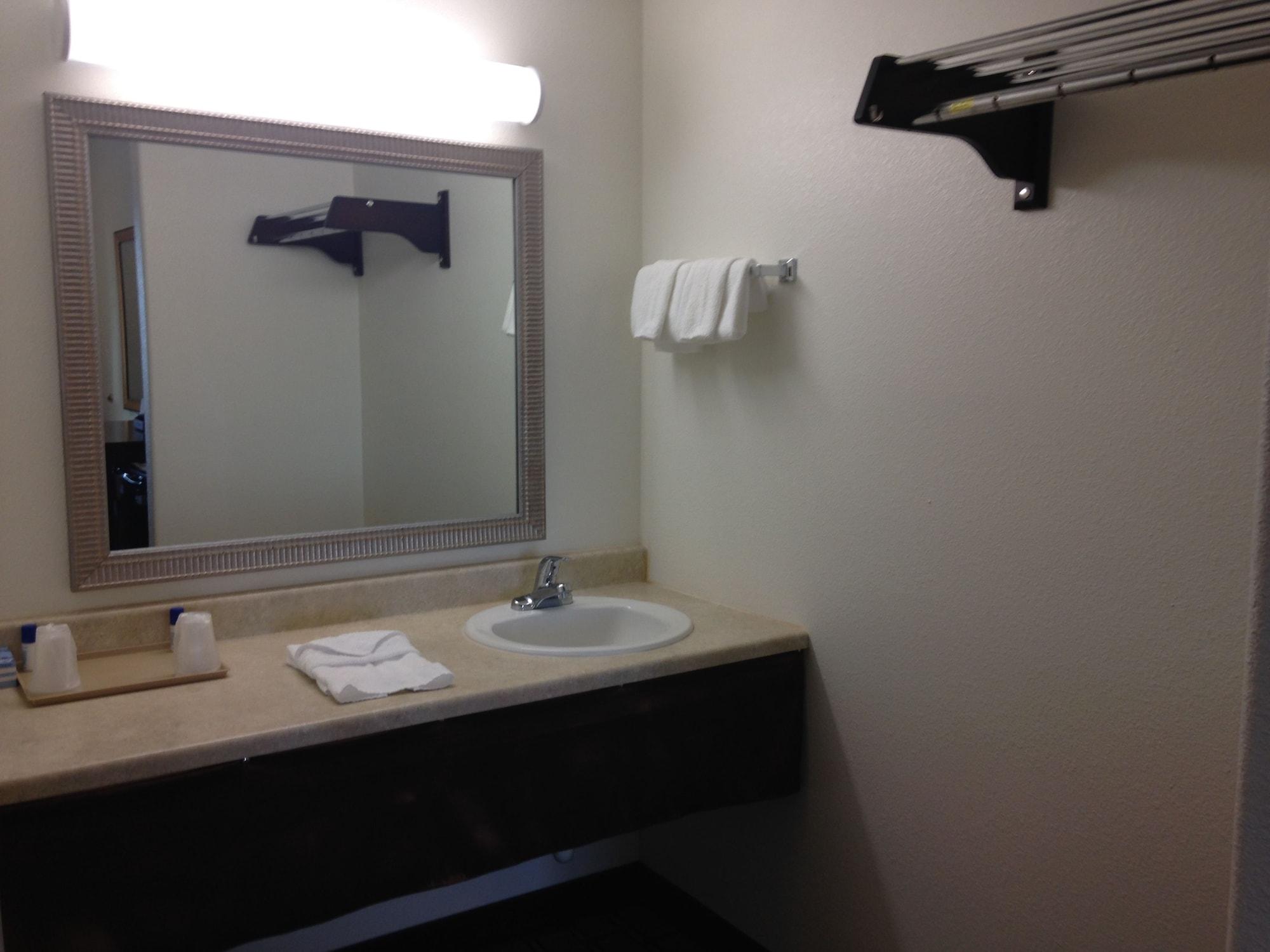America Inn & Suites Риджкрест Екстериор снимка